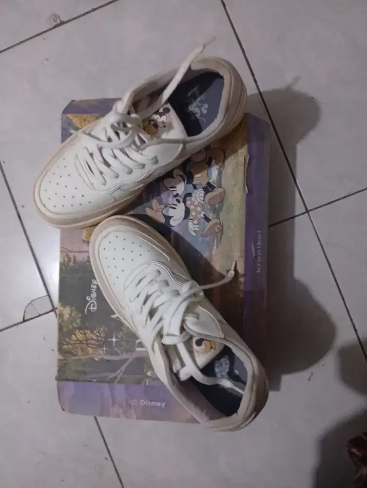 Sepatu wanita kronikel Disney