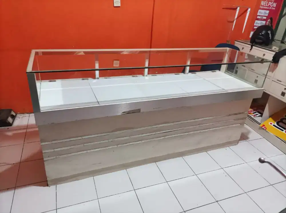 Jual etalase bekas pakai di toko emas