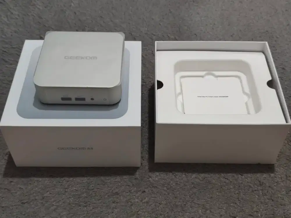 GEEKOM A8 32GB/1TB Ryzen 7 8745HS Mini Pc Fullset Like New