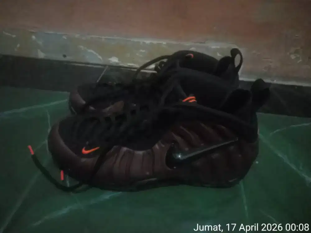 Sepatu nike size 44 ada minus bagian lem ga rapih