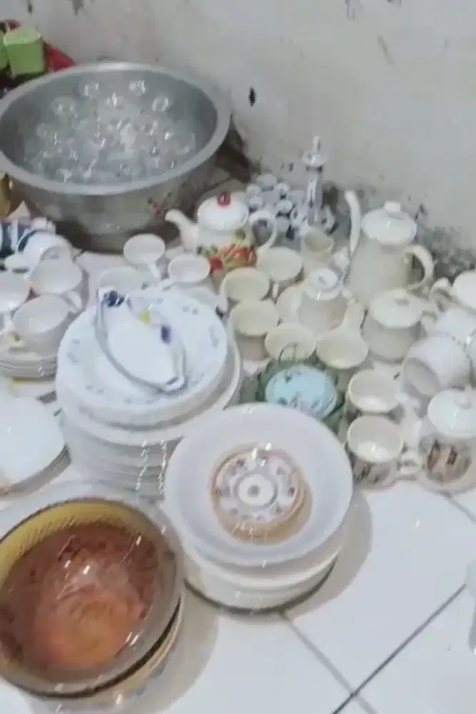 Borongan koleksi piring gelas cangkir keramik dan crystal