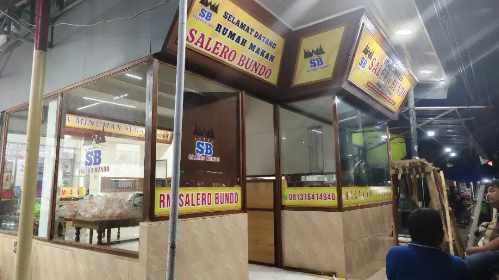 Karyawan rumah makan padang