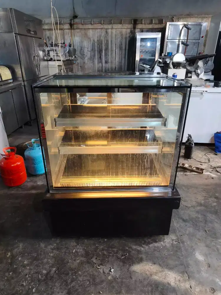 Cake showcase GEA S730V
Kap 285L Mesin ori