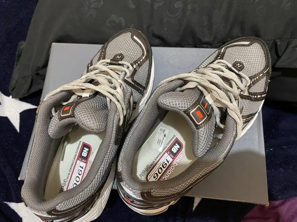 NEW BALANCE 1906R BLACK METALIC URGENT RED SLATE ORI 1000%