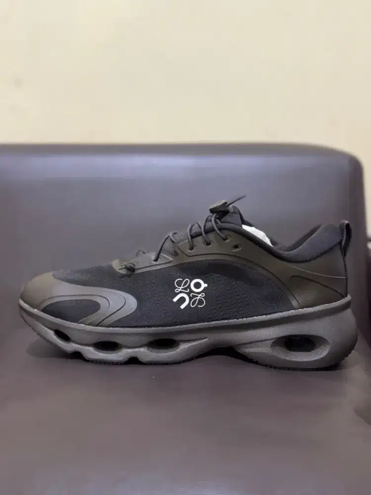 Sepatu on cloud (43) sport/running