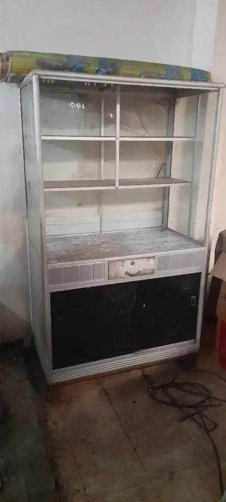 Etalase kaca untuk usaha