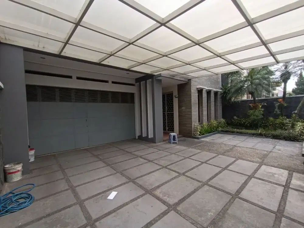 Rumah Mewah siap huni di Batununggal Indah – Depan Lapangan, Hook/View Luas!