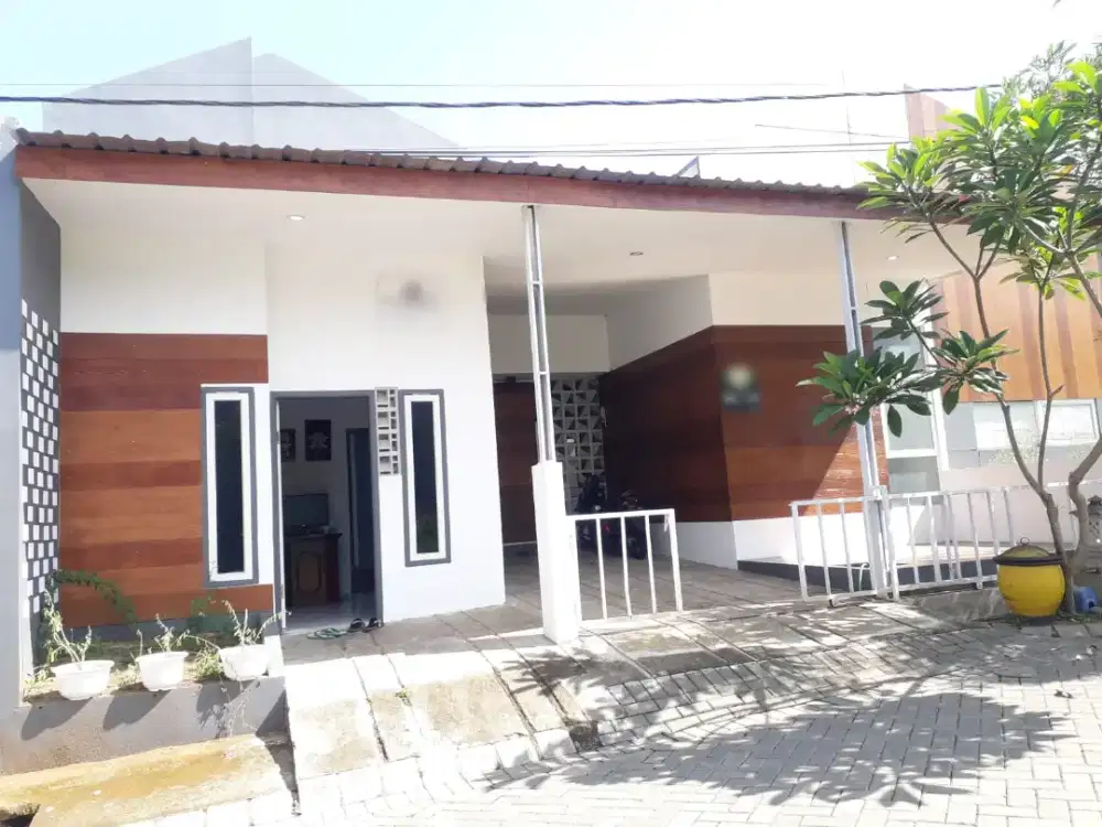 Rumah Plus Kolam Renang Indoor di Rich Village Jember