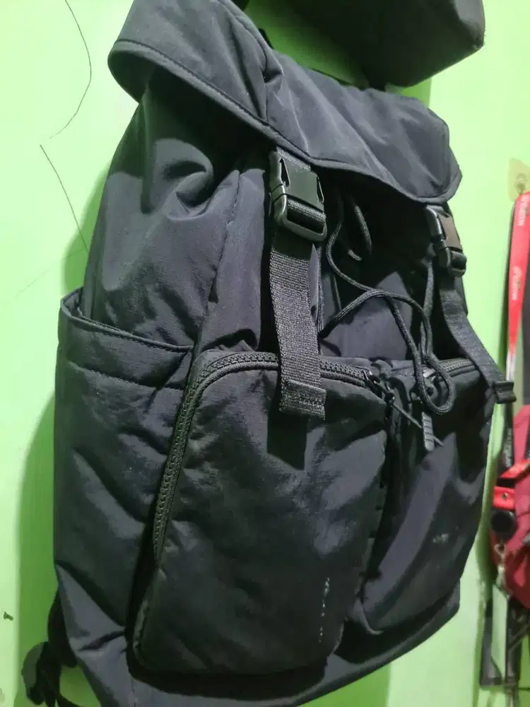 Jual tas Uniqlo Backpack Hitam Traveling