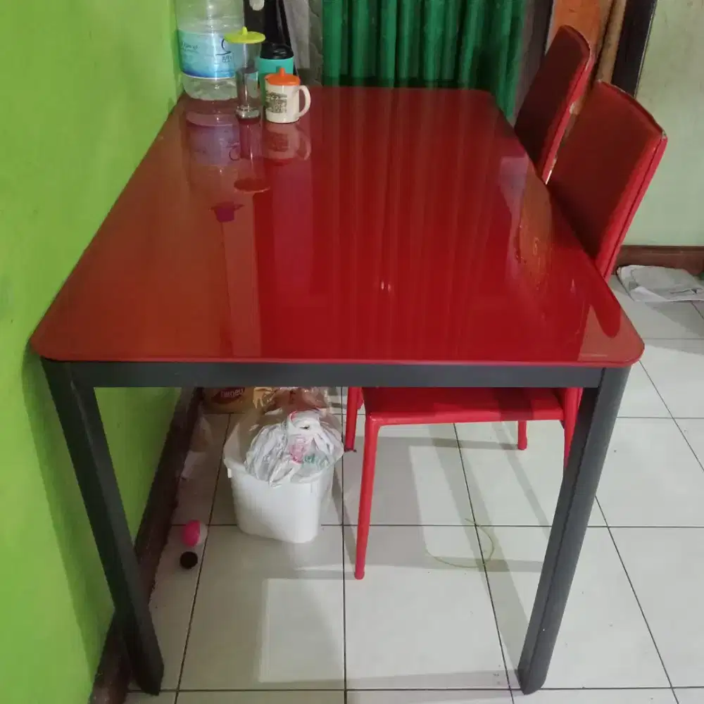 Meja makan kaca masih mulus