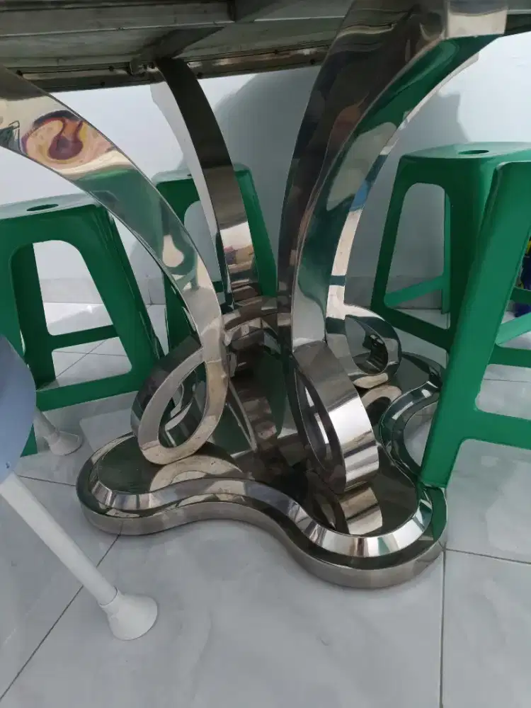 Meja makan bentuk bulat