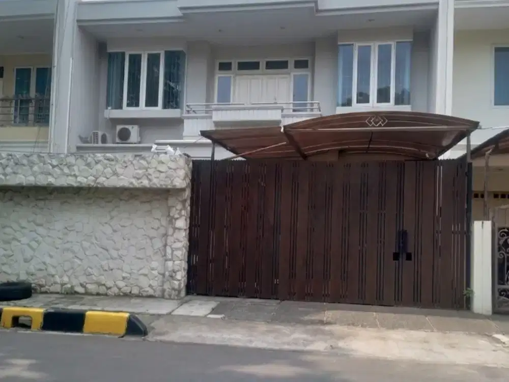 Dijual Rumah di Kawasan Mewah Intercon Taman Kebon Jeruk Jakarta Barat