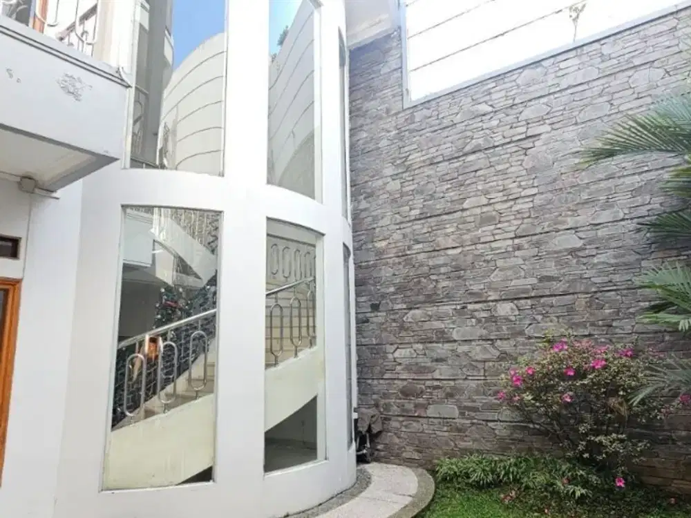 Rumah Mewah siap huni Lebar Muka 12m STRATEGIS di Mekarwangi Bandung - SHM