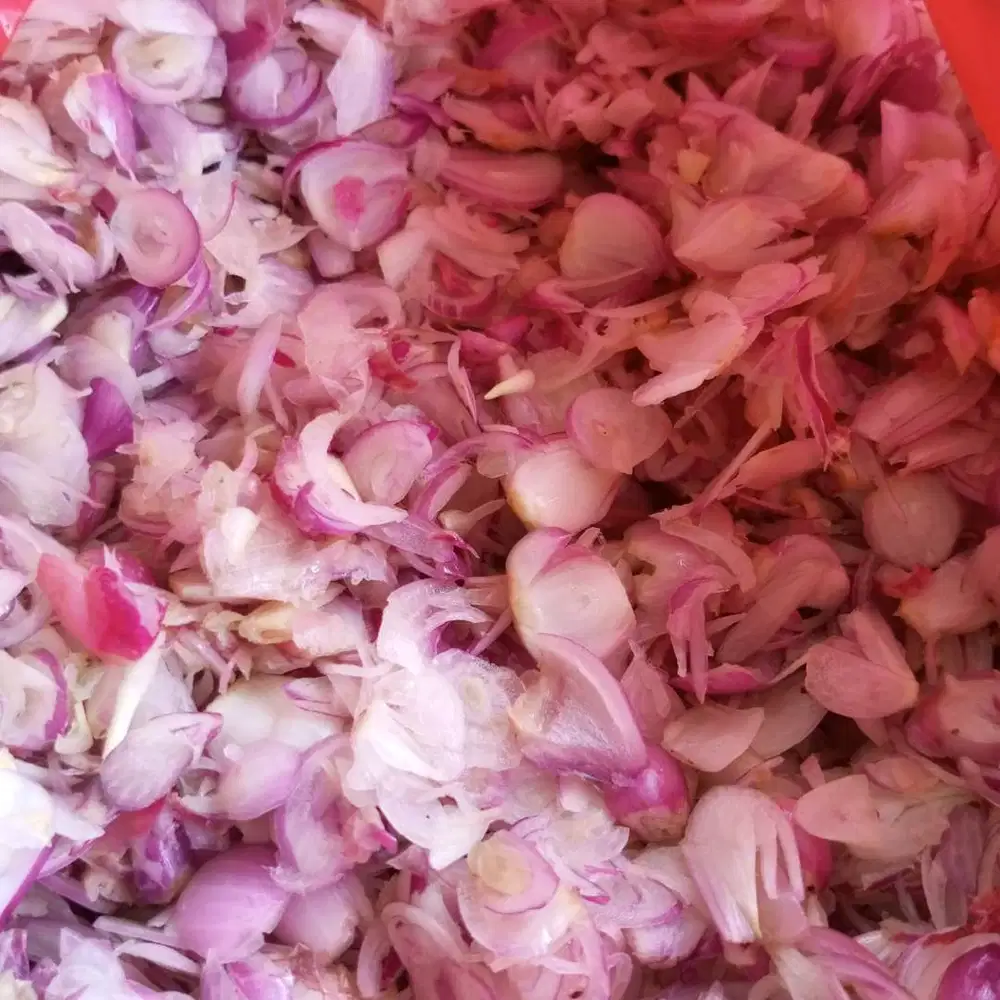 Bawang Merah brebes Keringg, sudah di Kupas dan sudah di iris juga ada
