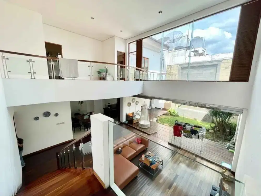 Rumah NYAMAN TERAWAT SIAP HUNI  Desain Modern di Lokasi Favorit Setrasari Sukahaji, Bandung Utara.