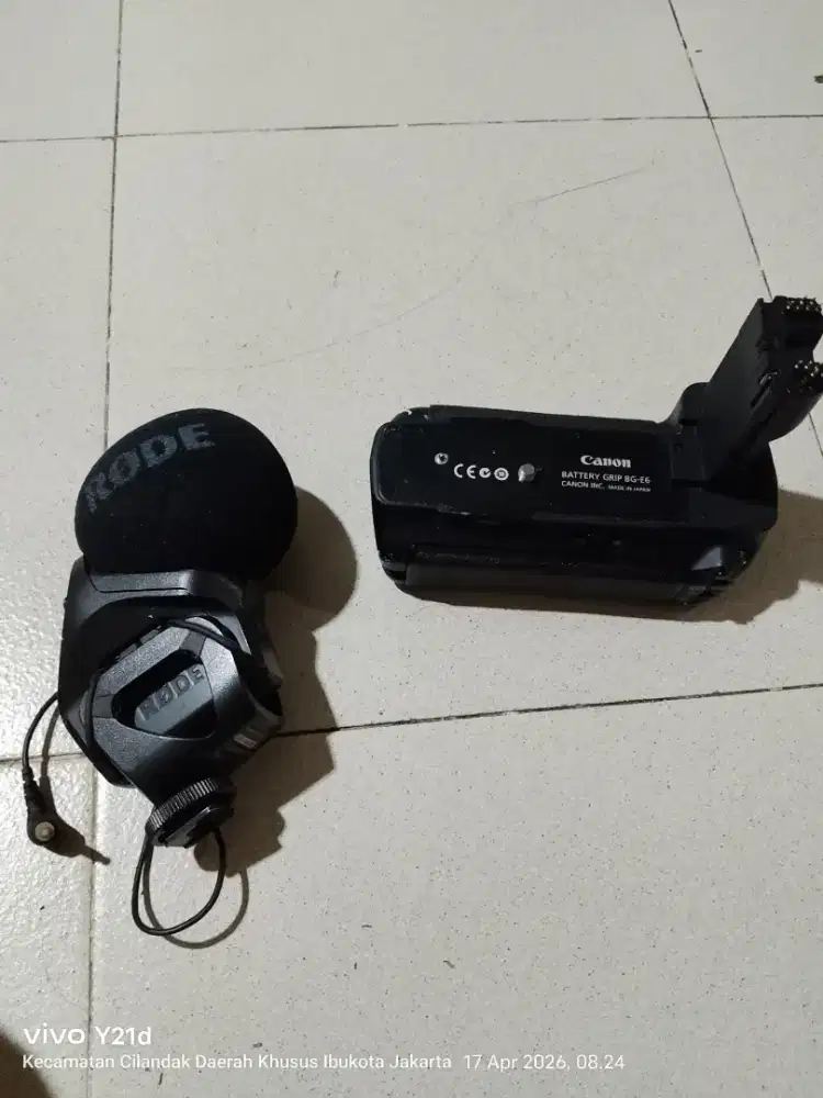 Mic Rode + battery grip camera