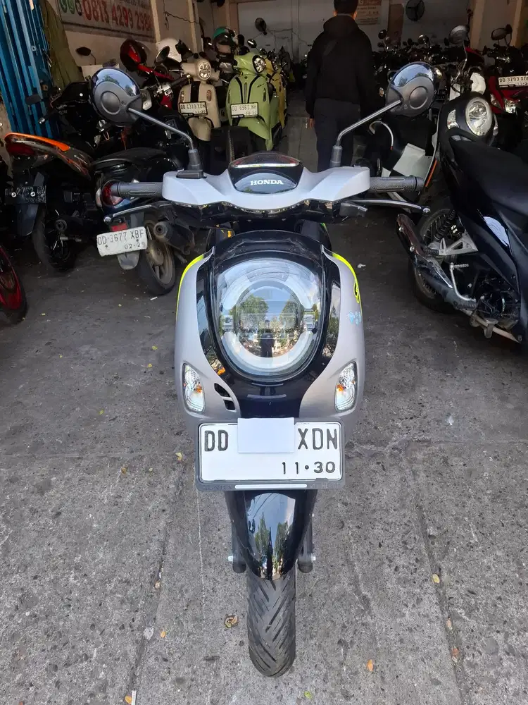 Honda Scoopy 2025 silver hitam