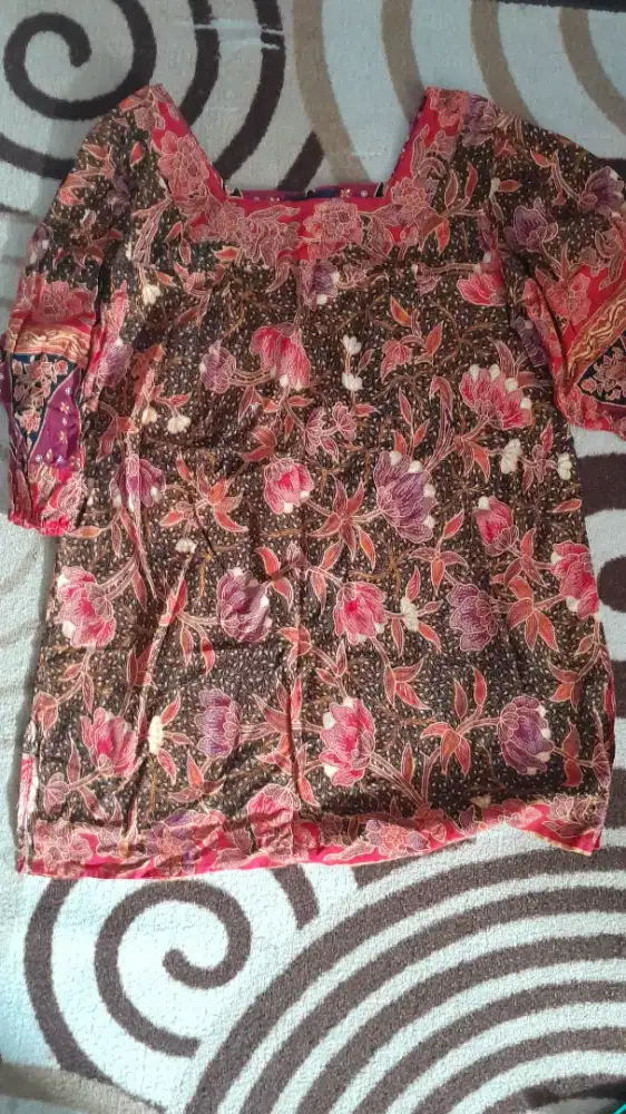 Batik wanita merah