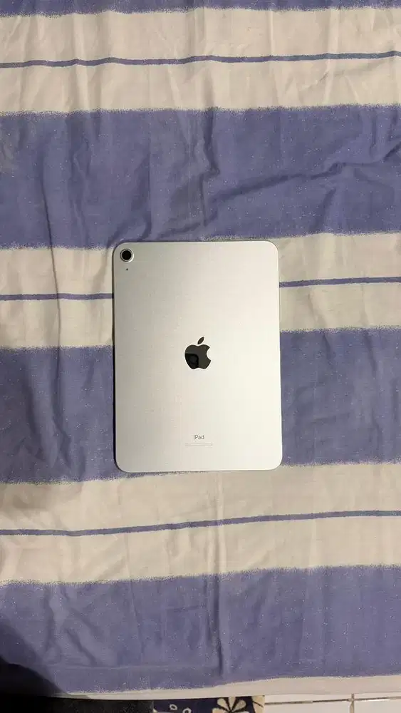 Ipad 10 th 64gb mulus banget plus keyboard