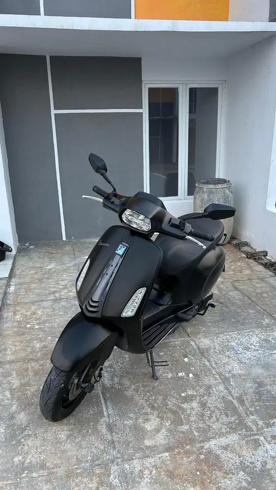 Vespa sprint s 150 tahun 2024 black edition tangan pertama mulus