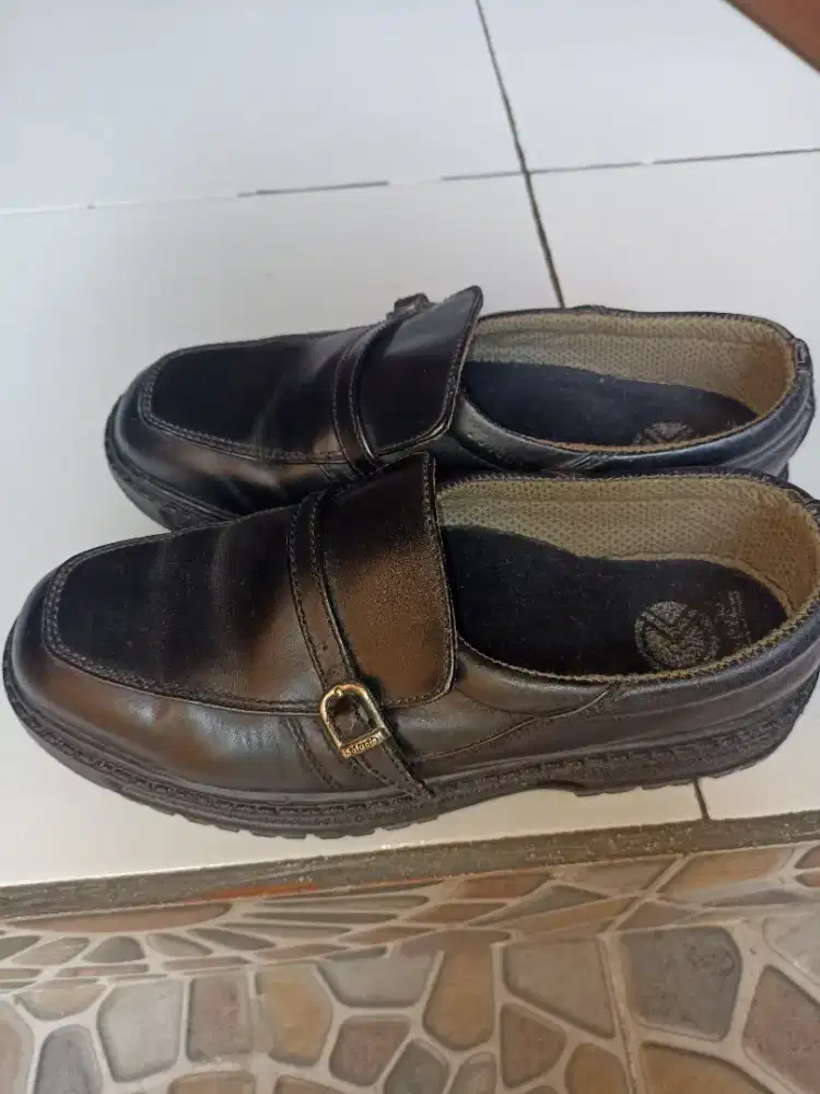 Sepatu safety ujung besi murah