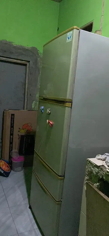 Kulkas 4 pintu merk Sanyo