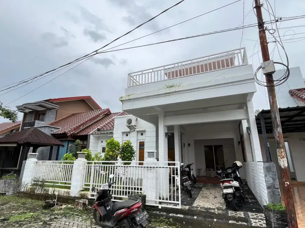 Rumah di kompleks Meninting