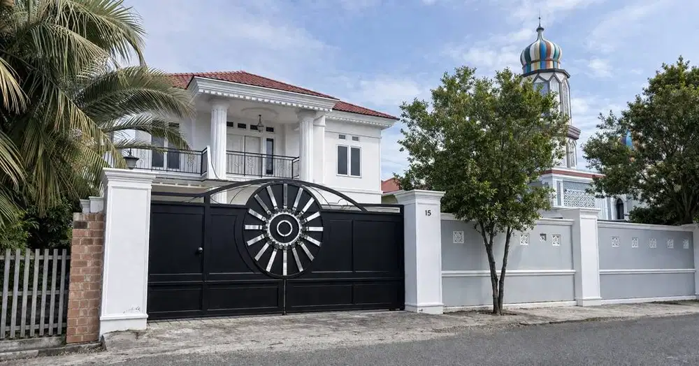 Rumah Mewah + 4 Kamar Kost + 1 Ruang Usaha di Pusat Kota Gorontalo