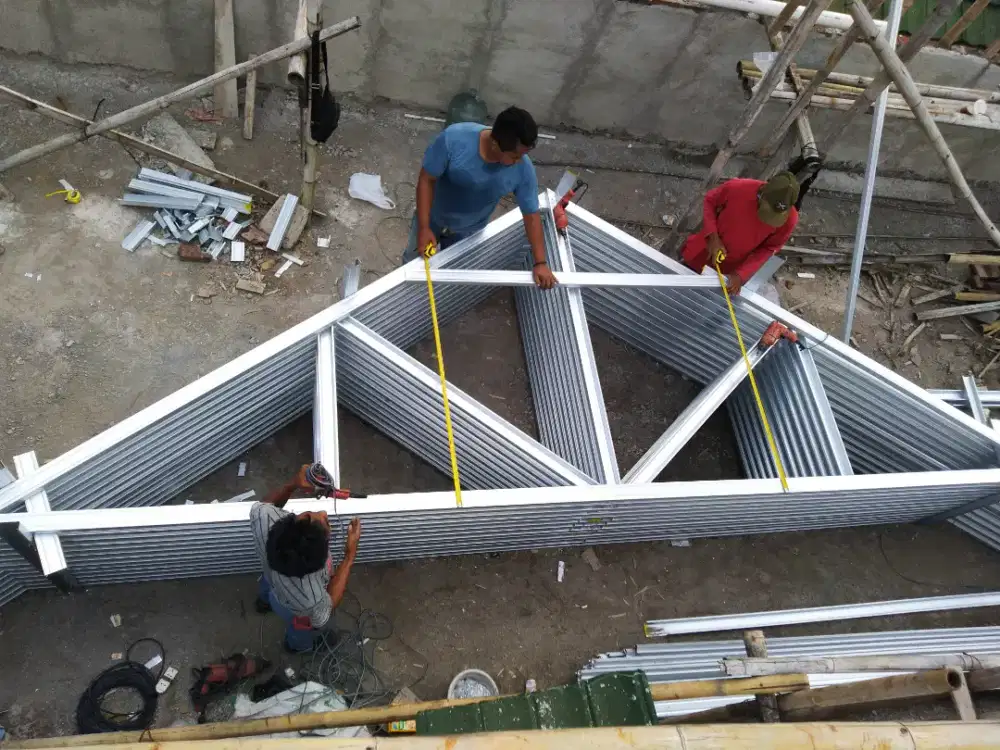 Pemasangan Kanopi dan Rangka Atap Baja Ringan