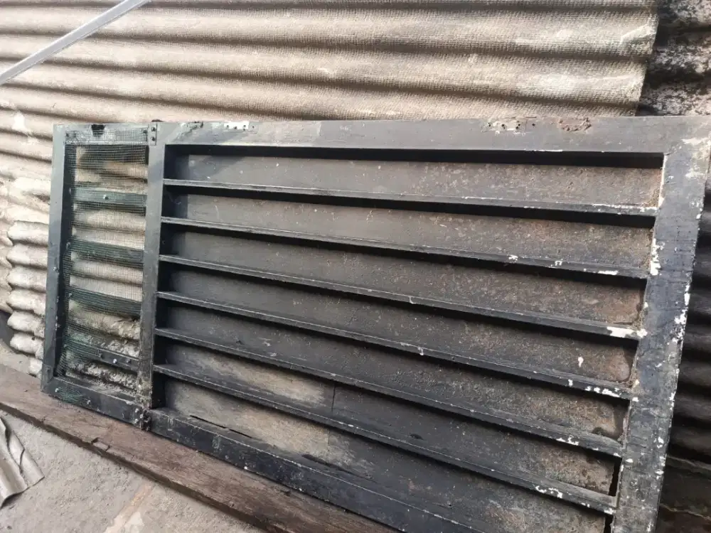 Pintu gerbang terbuat dari besi