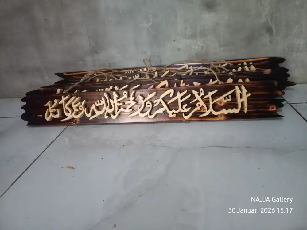 Kaligrafi kayu assalam