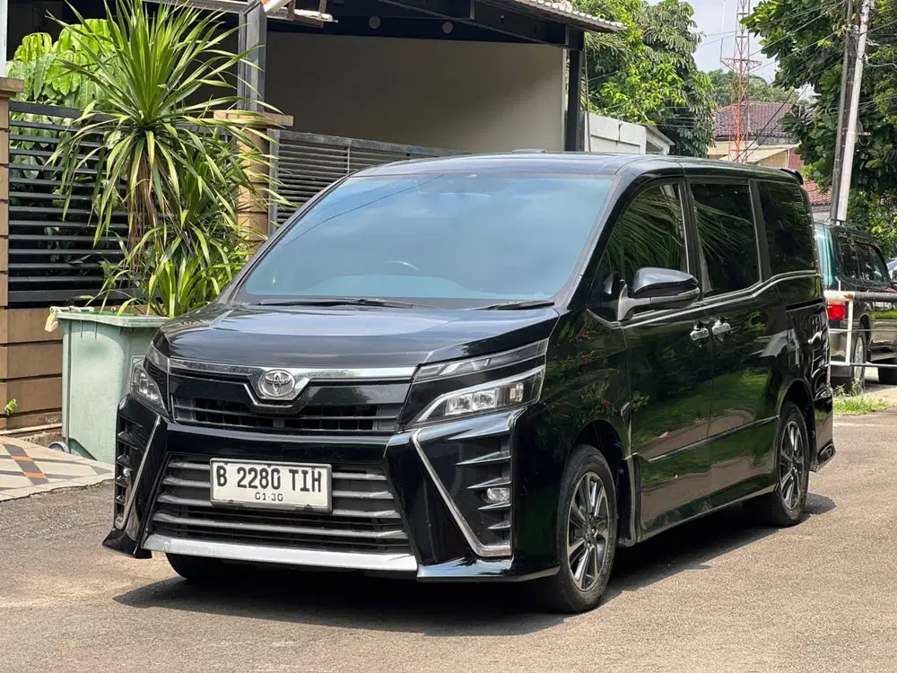 Toyota Voxy 2.0 2019 Hitam