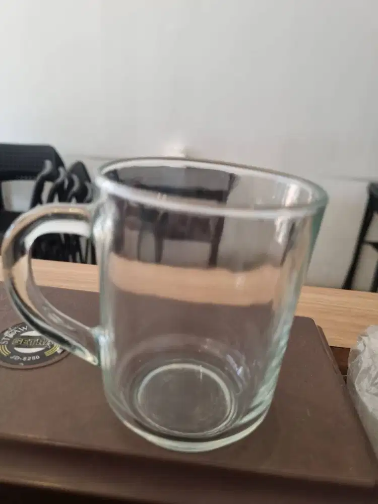 Perlengkapan makan dan minuman (piring, gelas, dll) bekas cafe