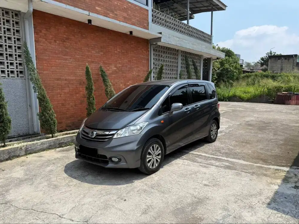 Km66rb - Freed 1.5 S matic 2012 Grey || 2013