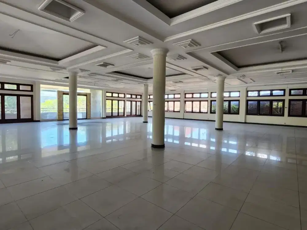 Gedung komersial strategis di kawasan Cokroaminoto, dijual/disewakan.