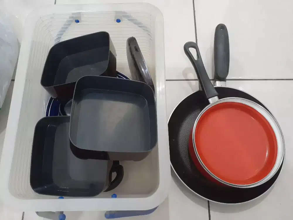 3 peralatan dapur, 3 tempat permen dan 1 toples permen