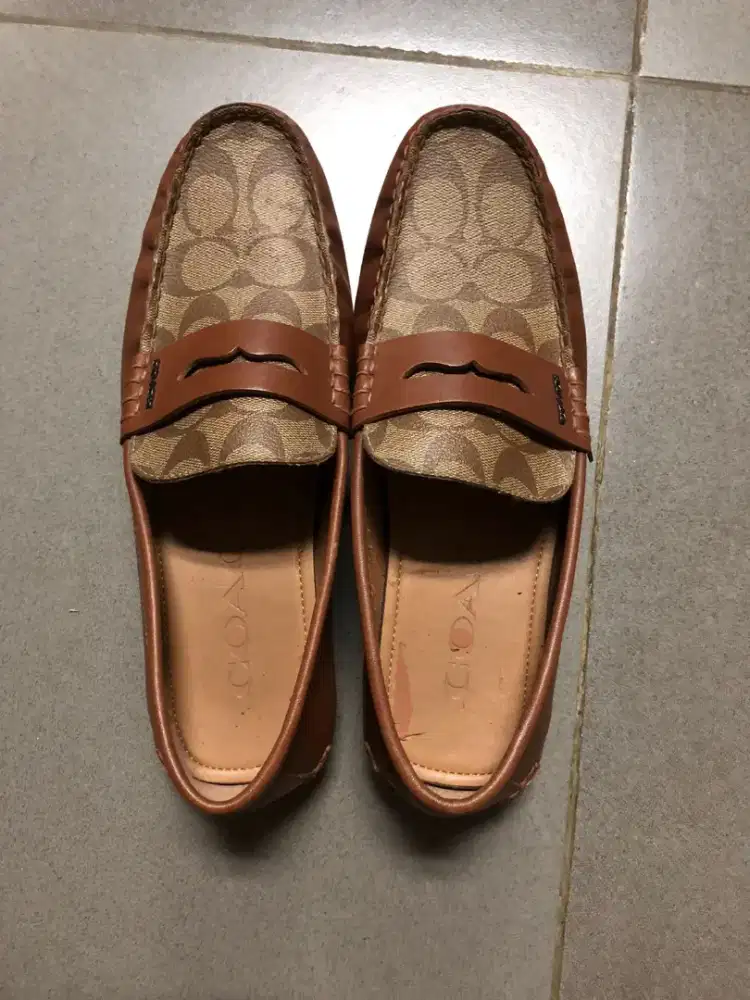 Sepatu wanita / pria merk coach