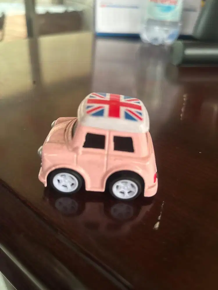 Helper di bengkel mobil