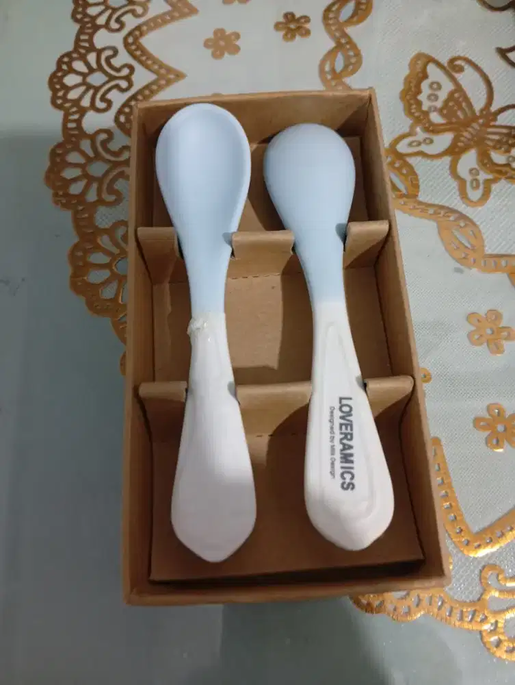 Di jual sepasang sendok keramik. bagus