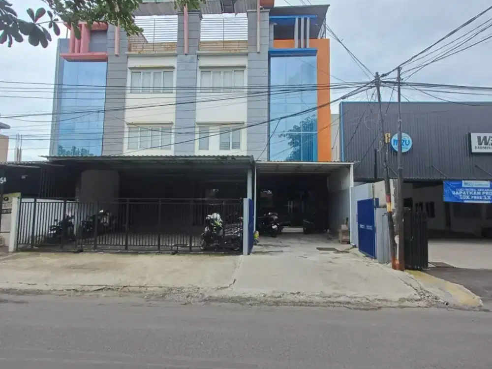 Ruko Darmo Baru Barat dengan Design Interior Bagus & Jalan Kembar