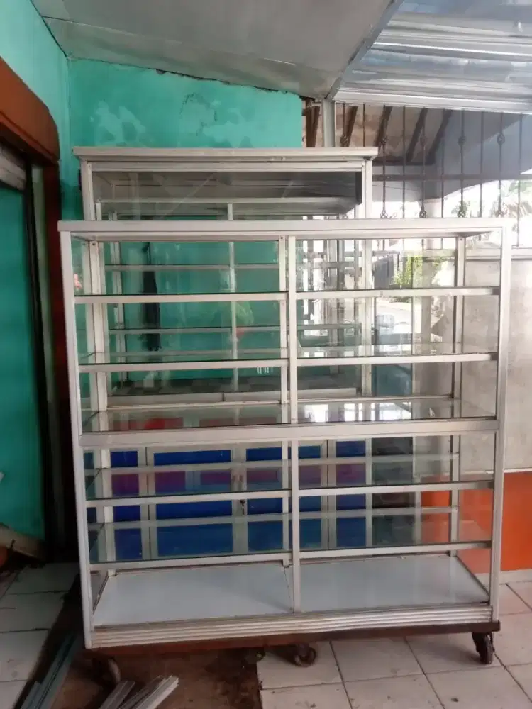 Etalase bekas 1.5 meter x 1.5 meter