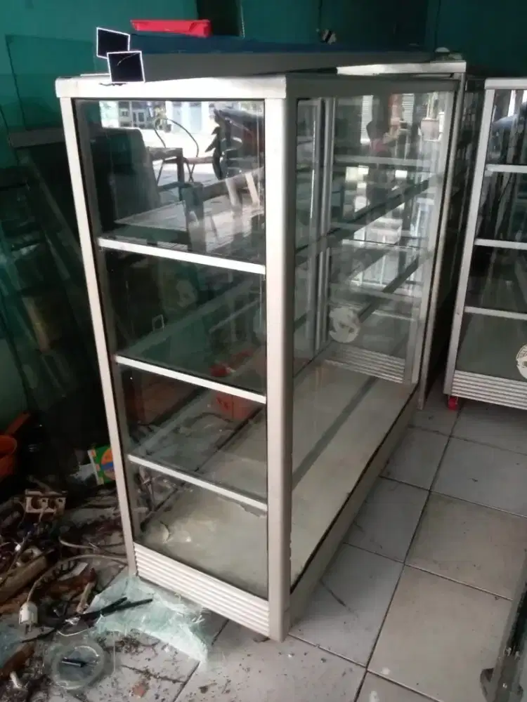 Etalase bekas panjang 1 meter x tinggi 1 meter