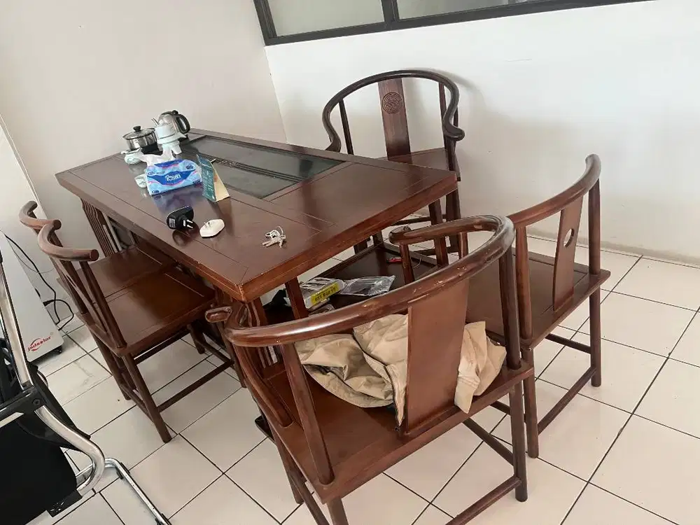 Chinese Tea Desk with 5pcs chairs. 2 years 85% new.