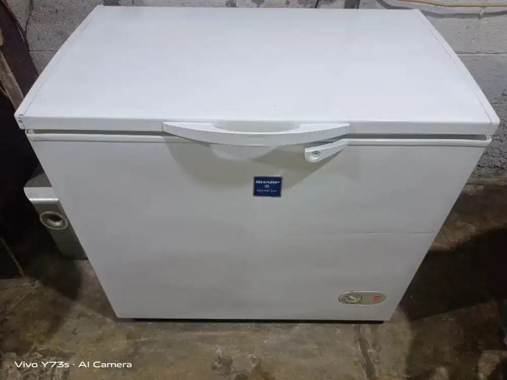 Di jual second frezer box kapasitas 220 liter merk SHARP