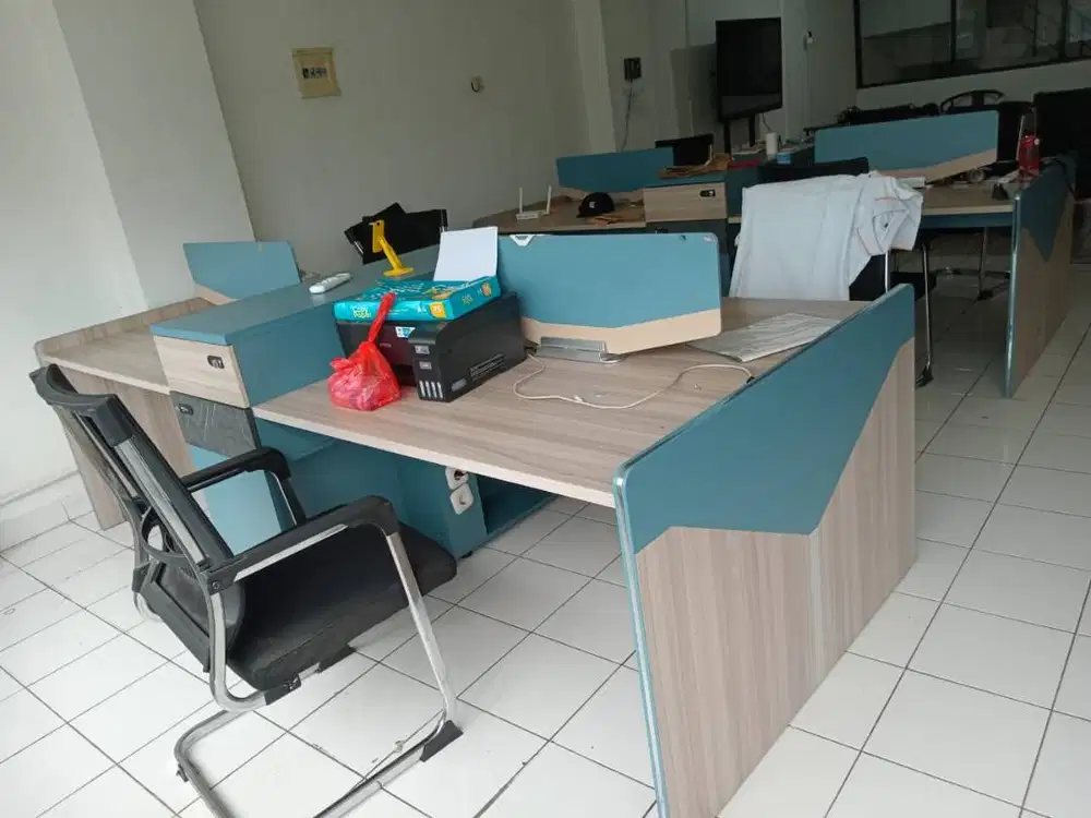 Office Desk with 4 seats 90% new