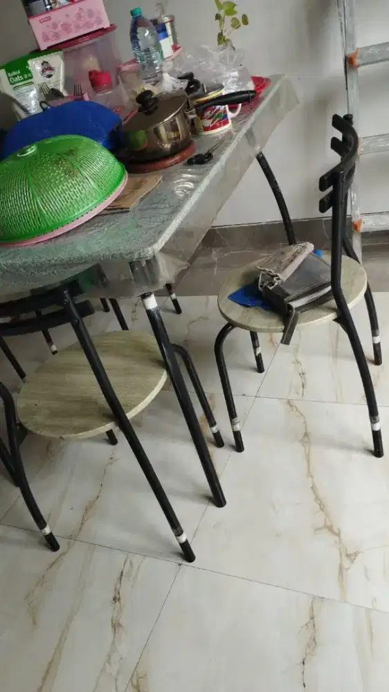 Meja Makan beserta 4 set kursi