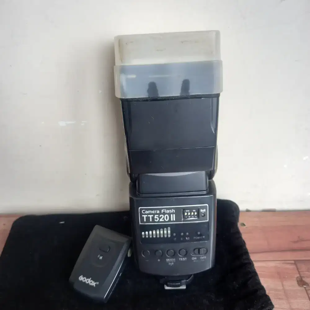 Godox TT520 II camera flash bersama dengan wireless trigger bawaannya