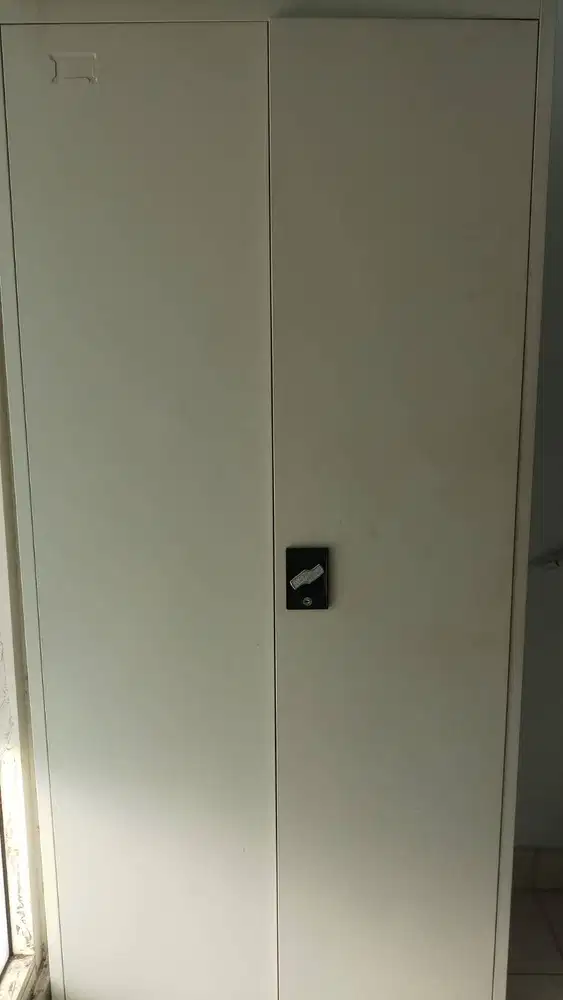 Lemari Arsip Besi 2 Pintu Bekas – Kokoh & Masih Layak Pakai