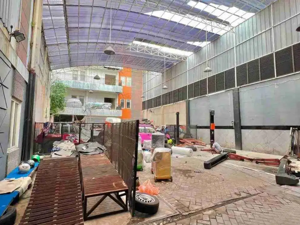 Jual gedung Cocok untuk kantor , Hotel Kost Jl Ry Karangmenjangan