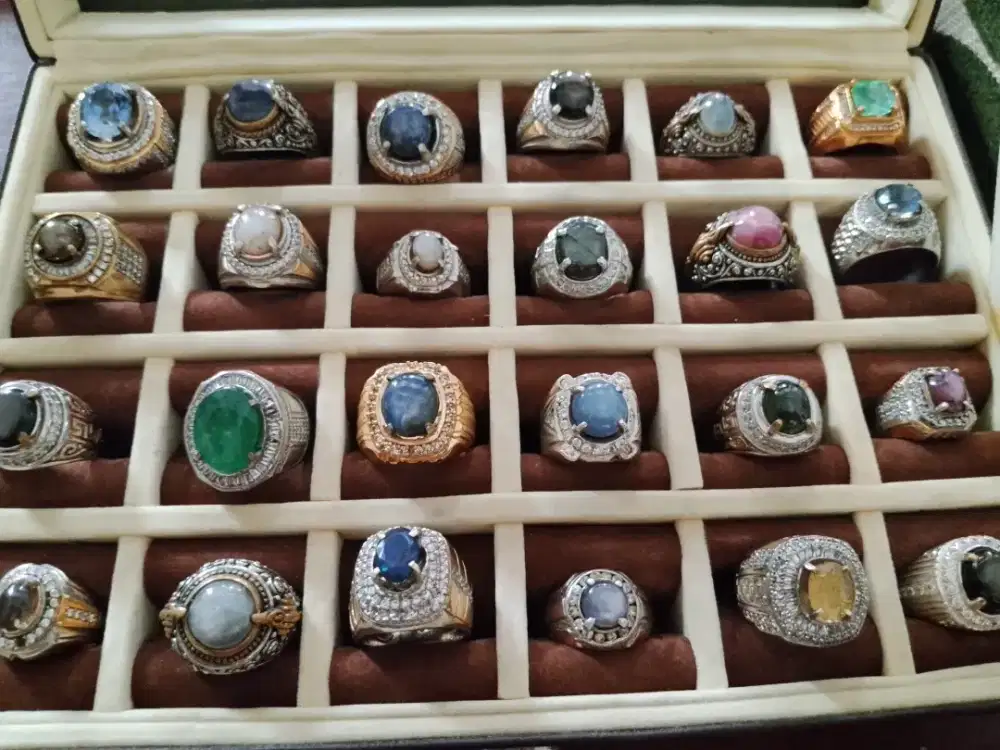 Sekotak cincin permata koleksi